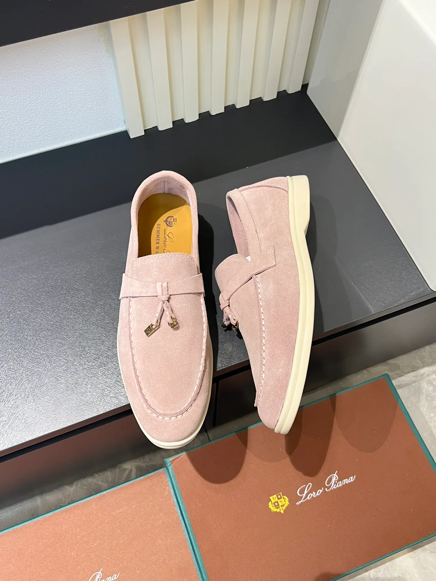 Men's shoes 💰p360 "Loro men's shoes 💰pian'*" Classic L men's shoes for couples 💰p Top version British flat loafers, a must-have item in old money style, the minimalist design is eye-catching and durable, a plus point for dressing The soft foot feel and texture are outstanding. They don’t scratch your feet and are very nice. They are matched with soft and waxy soles. They can be worn daily for a long time without getting tired. They are easy to wear, versatile and classic items, with perfect foot feel and texture! Imported cashmere fabric, the lining is made of imported A-grade water-dyed cow lining, the top version of the genuine leather midsole is sewn with pure handmade mark thread! Size: Female 35-40 (34. Customized) Male 38-44 (45.46. Customized)